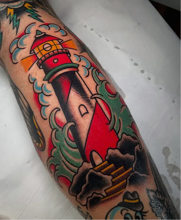 Man doing a tattoo in a tattoo salon 4